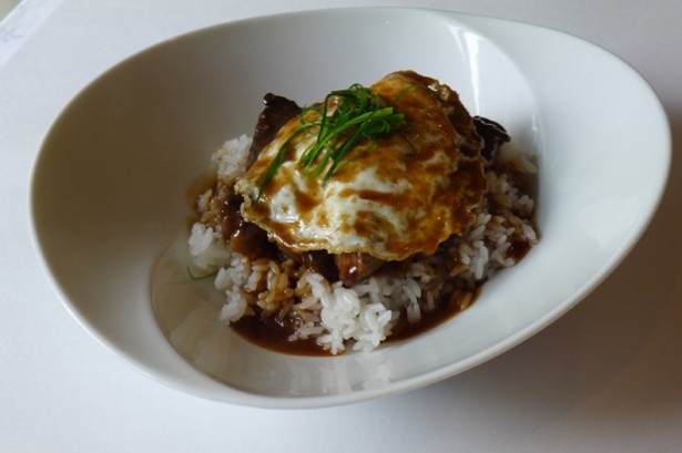 【写真を見る】ハワイの定番料理「ロコモコ」(1600円)。180gのショートリブが豪快にのっている。柔らかく煮込んだ塊肉と自家製デミグラスソースがマッチ