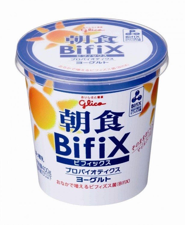 ほのかな甘みで元気をサポートするグリコ乳業の｢朝食 BifiX ヨーグルト｣(400g　税別小売価格183円)。すっきりとした後味となめらかな食感で毎日食べても飽きのこない味