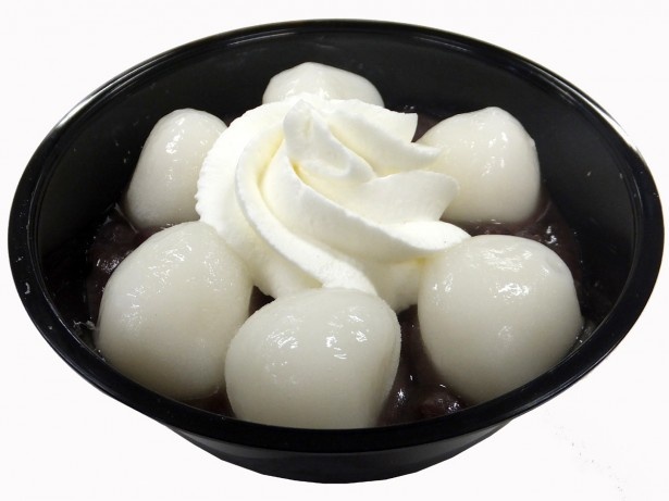 濃厚クリームをトッピングした「クリーム白玉ぜんざい」