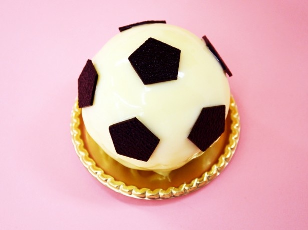五角形のチョコレートで、サッカーボールを表現！