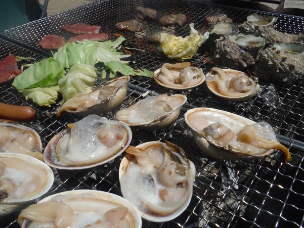 お腹がすいたらみんなでわいわいBBQを楽しんで