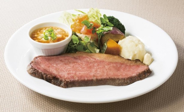 しっとりと柔らかい肉質や牛肉そのものの旨味を堪能できる｢アンガスサーロインのローストビーフ｣(1995円)