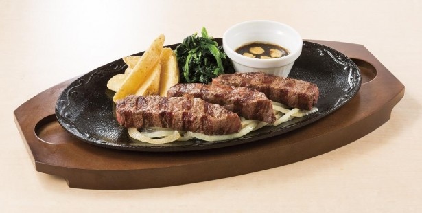 噛みしめるほどに肉本来の力強い旨味が広がる｢熟成　牛みすじステーキ｣(2036円)