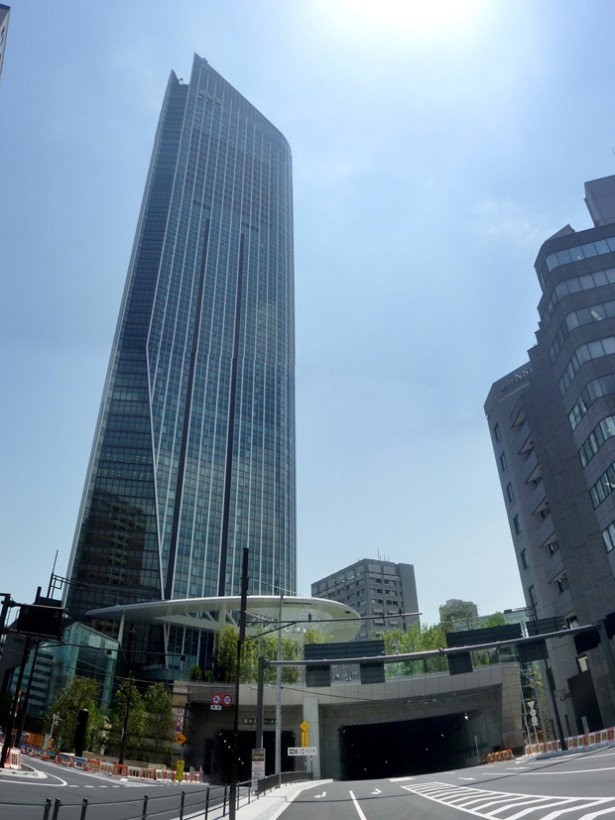 「虎ノ門ヒルズ」は、道路上空に建築物を建てる画期的な手法「立体道路制度」を活用した超高層タワー。建物の地下を、環状二号線が貫通している
