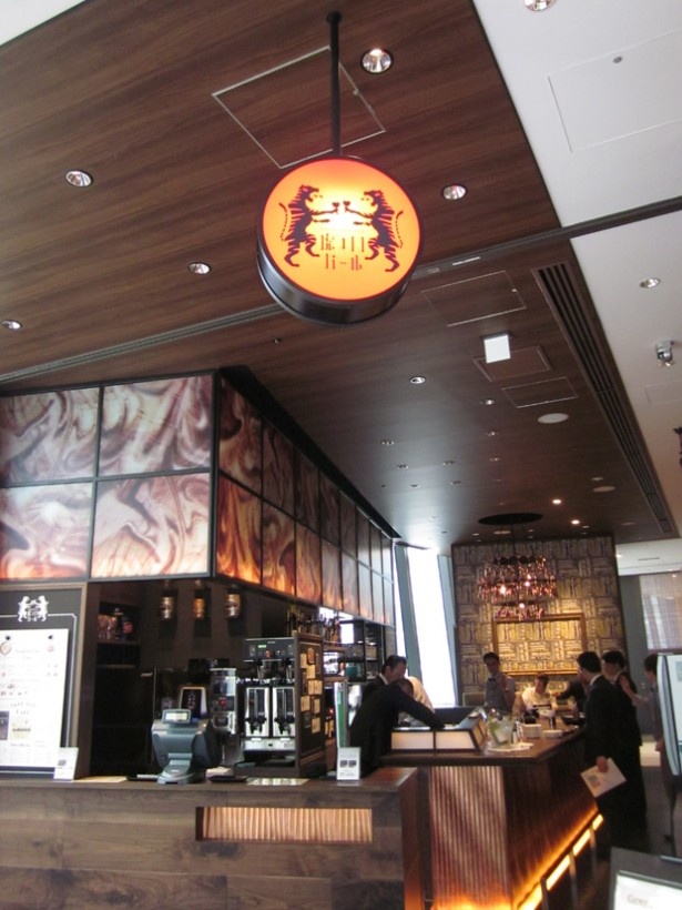 4F「French cafe＆wine 虎ノ門バール」。高級フレンチ「マキシム・ド・パリ」の元総料理長が提供する料理とワインを、手頃な価格で味わえる