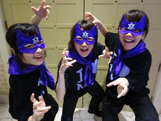 【写真を見る】「モジャモジャ団」団員同士のあいさつはかっこよく「モジャー！」