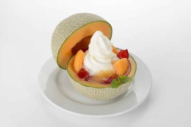 メロンの中に特製のフルーツポンチとソフトクリームが入った「まるごとメロン☆フルーツポンチ」(2500円)※フタなしハーフサイズ(1800円)