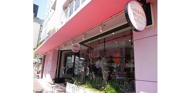 青山の街に馴染んだ洒落た外観