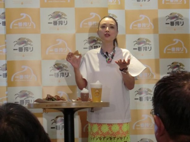 「はかた地鶏のブルスケッタ スタウトソース」を試食する国生さん
