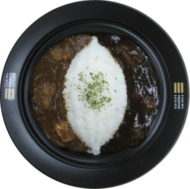 牛バラ肉が載った長時間熟成カレーと牛タンが載った黒カレーの2種が楽しめる「ファミマプレミアム2種のビーフカレー」