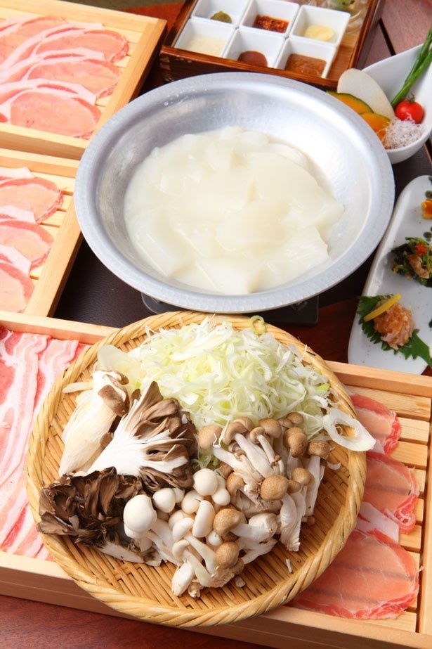 【写真を見る】キノコの他、塩麹や醤油麹をたっぷり使った菌活鍋もあり！※使用食材は変更の可能性あり