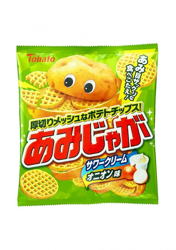 【写真を見る】チーズを加え、後を引く味わいの｢あみじゃが・サワークリームオニオン味｣(オープン価格 130円前後)