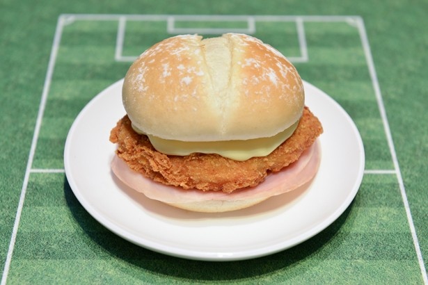 「フランスバーガー チキンコルドンブルー」(399円、6月18日より発売)