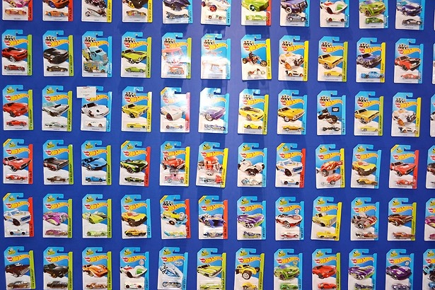 壁一面に飾られた「ホットウィール」のミニカー