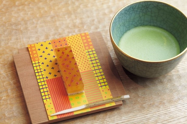 「SOU・SOU」で味わえる月替わりの和菓子（写真は5月のもの）と丸久小山園のお抹茶「金輪」のセット￥860