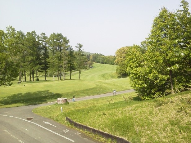 施設の前がゴルフ場