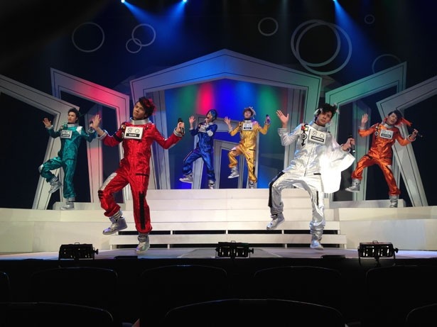 【写真を見る】スペーストリップをしているような気分でライブが楽しめる