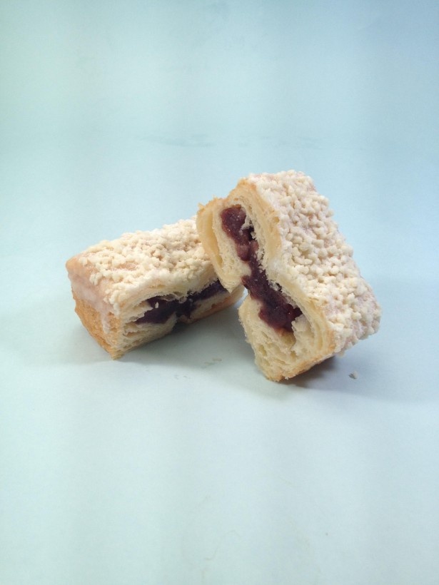 ホワイトクランチをふりかけ食べごたえのある商品に仕上げた「48層のドーナツ(つぶあん)」