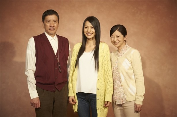 国際派女優の芦名星をはじめ、奥田瑛二、宮崎美子らベテラン陣が父母役で出演