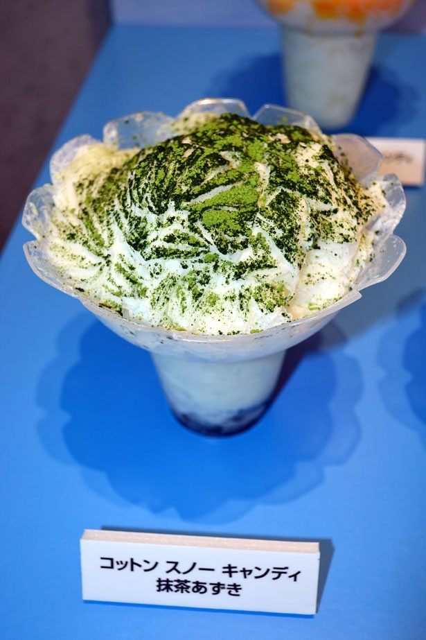 粒あんを敷き詰め、抹茶パウダーをトッピングした「抹茶あずき」