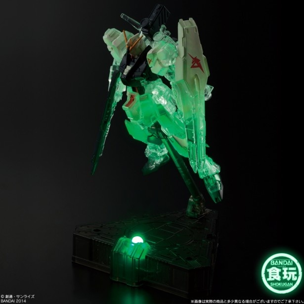 【写真を見る】支柱を使用して浮遊ポーズをとるνガンダム