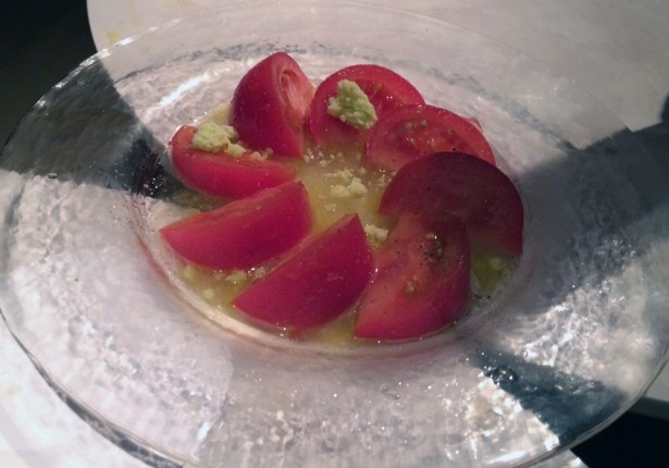 －196℃の液体窒素を使った創作料理「冷やし過ぎたトマト　ゴールデンスノーがけ」(500円）