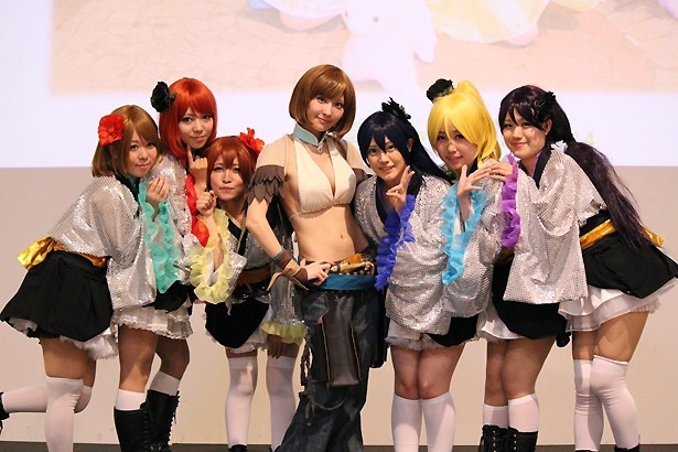 【写真を見る】コスプレ美女たちがオススメアプリをPR！