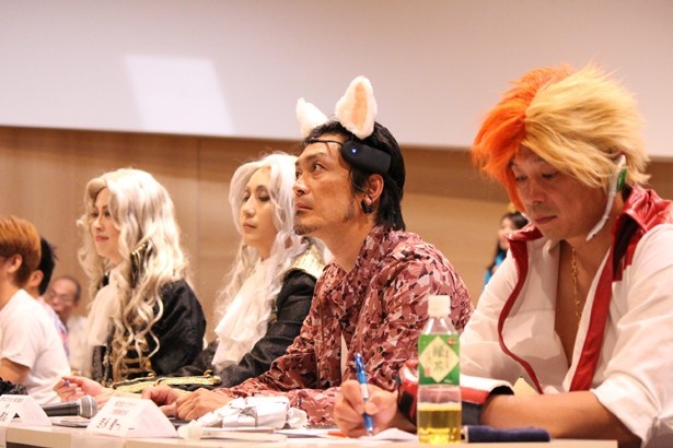 猫耳をつけたまま審査する世界コスプレサミット実行委員会代表、小栗徳丸氏