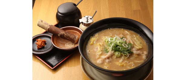 味噌とショウガが効いたスープに、肉味噌や白ゴマを好みでプラスできる「味がさね」（730円）も好評！