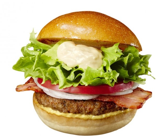 【写真を見る】はみ出たベーコンが食欲をそそる！「絶妙ハンバーガー」の購入客たちからの声で生まれた「絶妙BLTバーガー」