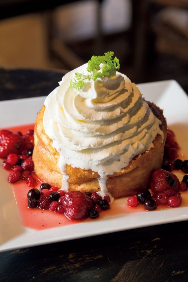 Cafe ASANの「スフレホットケーキ フォレストベリー」。ふんわりパンケーキと生クリームが絶妙な組み合わせ
