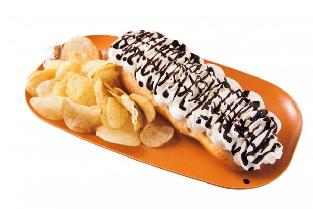 cafe MOCOの「チョコバナナホイップサンド」。甘いホットドッグは、この店ならでは！
