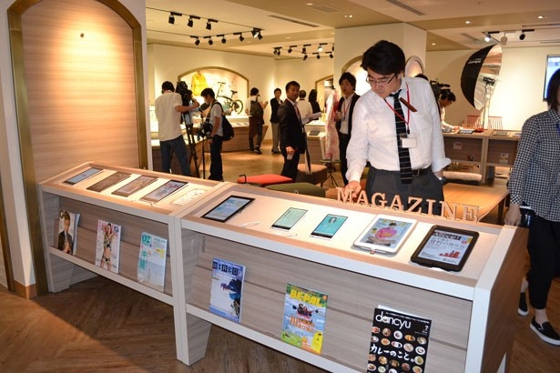 【写真を見る】大小様々なタブレットを手にとって自由に操作できるカフェエリア