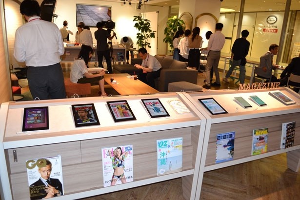 タブレットには多彩な電子書籍がダウンロードされていた
