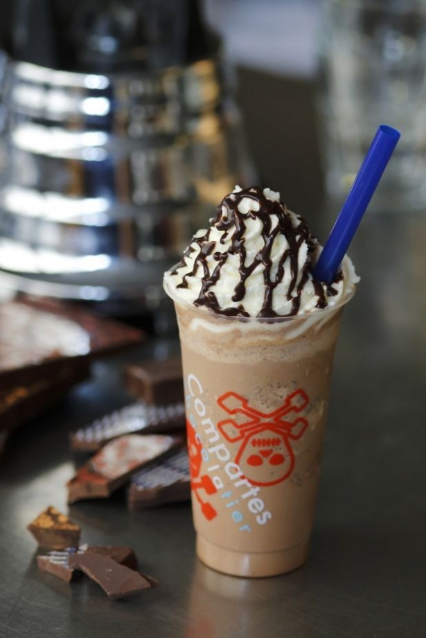 氷を混ぜたフローズンタイプのドリンク「チョコレートクラシック」(税込590円)