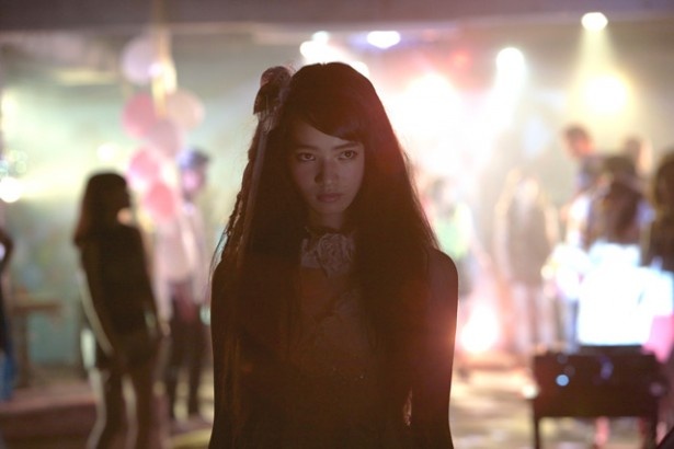 優等生でありながら裏の顔を持つ女子高生・加奈子を映画初出演の小松菜奈が演じる