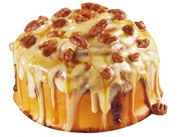 焼き立てのシナモンロールに、リッチなキャラメル風味のクリームチーズフロスティングとカリカリのピーカンナッツをトッピングした「キャラメルピーカンボン」(430円)