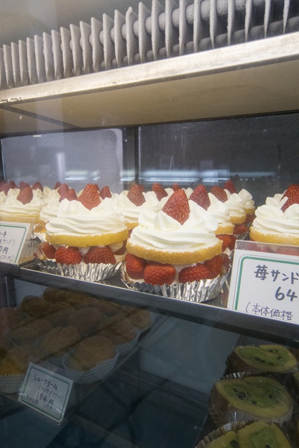 「近江屋洋菓子店」の苺のサンドショート(648円)