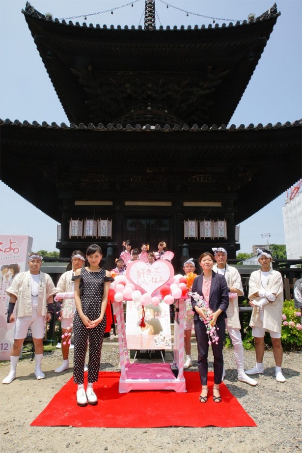 「愛染（あいぜん）まつり」の前日祭イベントに参加した川口春奈さん（左）と日向朝子監督