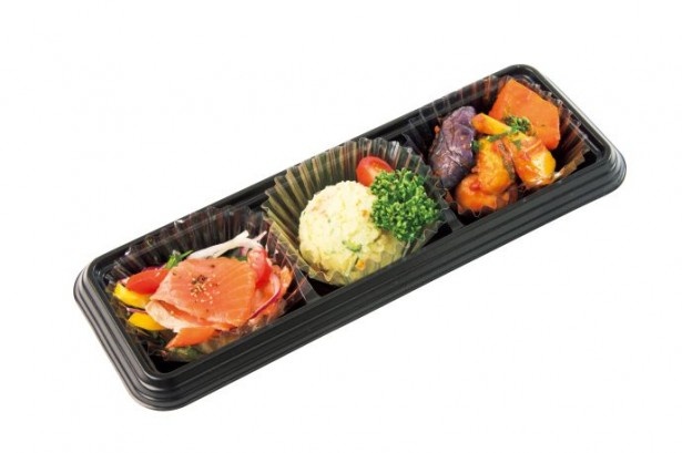 日替わり3種盛り(540円)。左からスモークサーモンと彩り野菜のサラダ、ジェノバ風ベジキチポテトサラダ、根菜たっぷりラタトゥイユなど