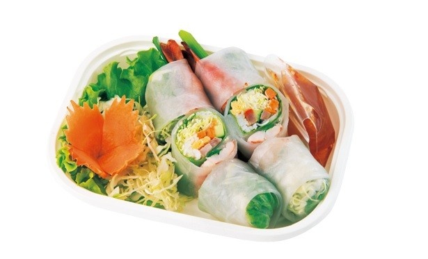 甘酸っぱいチリソース付き。タイ式生春巻き(800円)
