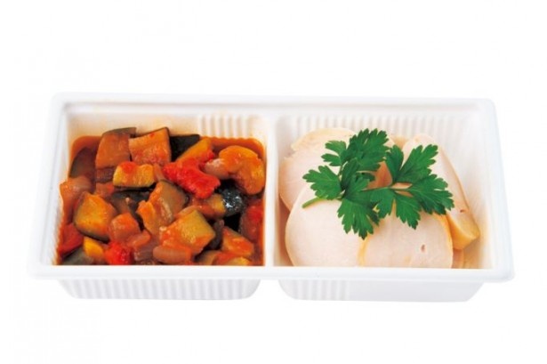 密封パックで販売しているデリのパックセット(900円)。甲州健味鶏むね肉の燻製(480円、右)とラタ トゥイユ(540円、左)の単品あり