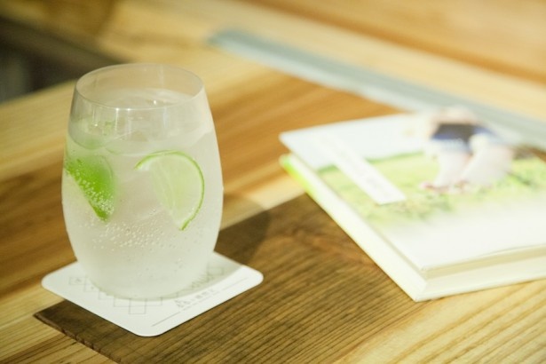 夏の夜にピッタリなカクテル、ジントニック。アルコール以外に軽食も用意