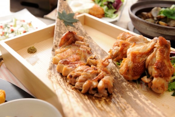ちゃんとガッツリ系も用意されている（両コース共通）熟成鶏の一枚焼きと手羽焼き