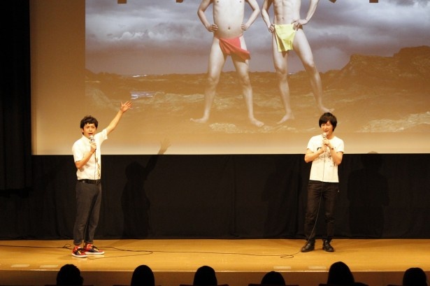 【写真を見る】DVDのジャケット撮影裏話を話す流れ星の2人