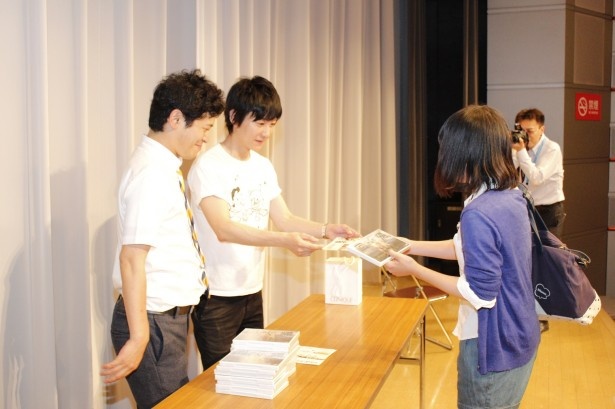イベント後、DVDを購入したお客さんに手渡し