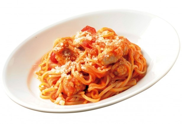 サルシッチャのアマトリチャーナ風パスタ(1026円)。粗挽きのイタリアンソーセージがゴロゴロ入り、ピリ辛トマトソースと相性抜群
