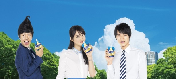 【写真を見る】新CMのイメージ写真。佐々木希、福士蒼汰、小籔千豊がオフィスワーカーに扮する。コヤブ先輩の髪型が、クーリッシュ風に！