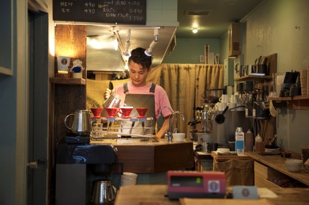 カウンターでドリップコーヒーを淹れる猿田彦珈琲のオーナー、大塚朝之氏。自由な発想でコーヒーの可能性を追求する