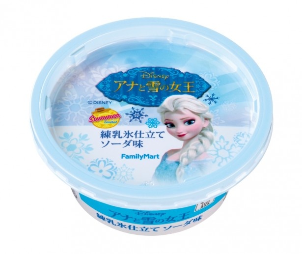 白い練乳を混ぜ込んだ氷の上にソーダシロップをかけた「練乳氷仕立て　ソーダ味」(158円)